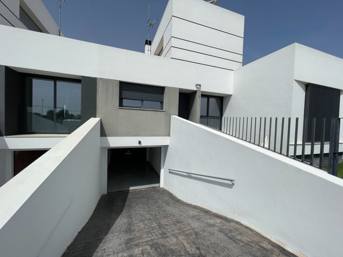 Image No.11-4 Bed Townhouse for sale