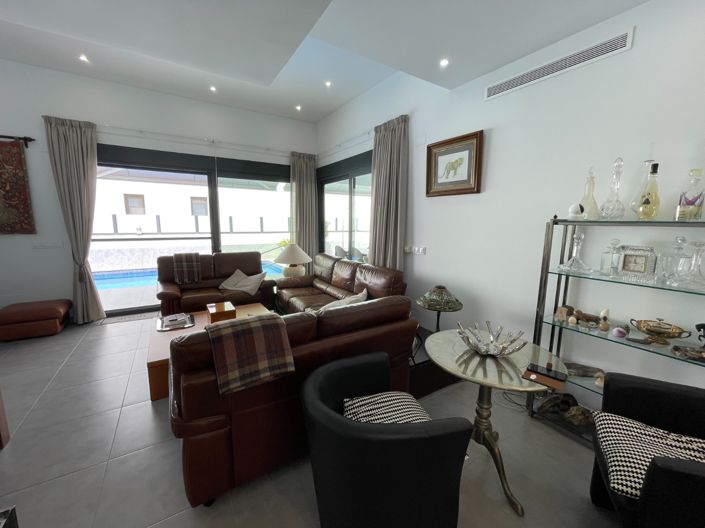 Image No.26-4 Bed Townhouse for sale