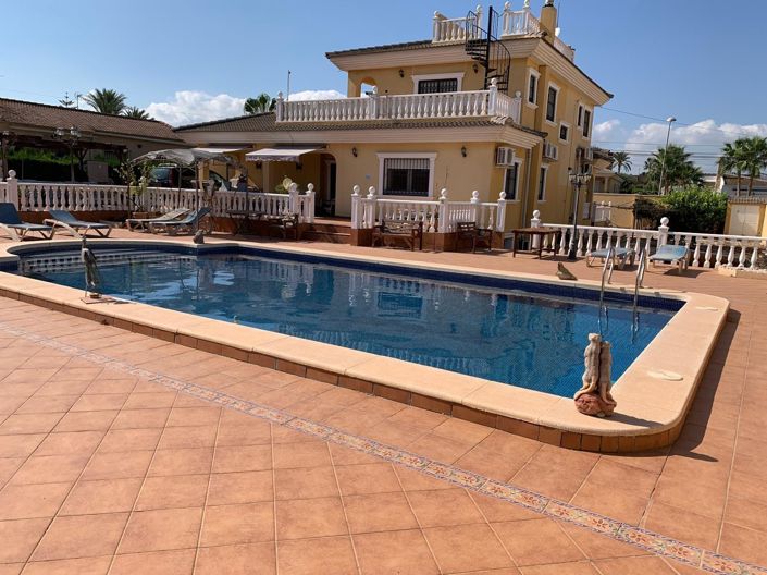 Image No.2-6 Bed Villa for sale