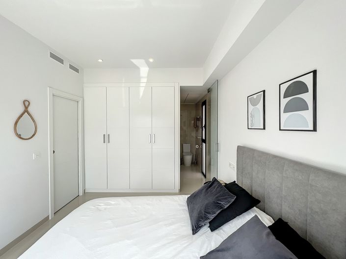 Image No.8-3 Bed Property for sale