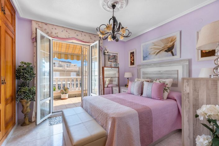 Image No.15-4 Bed Townhouse for sale