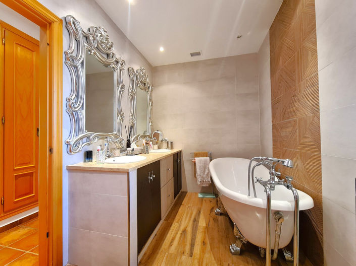 Image No.7-3 Bed Villa for sale