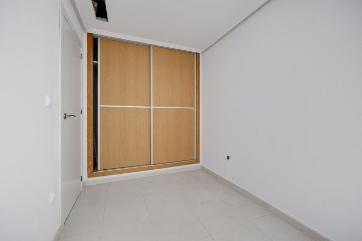 Image No.25-3 Bed Apartment for sale