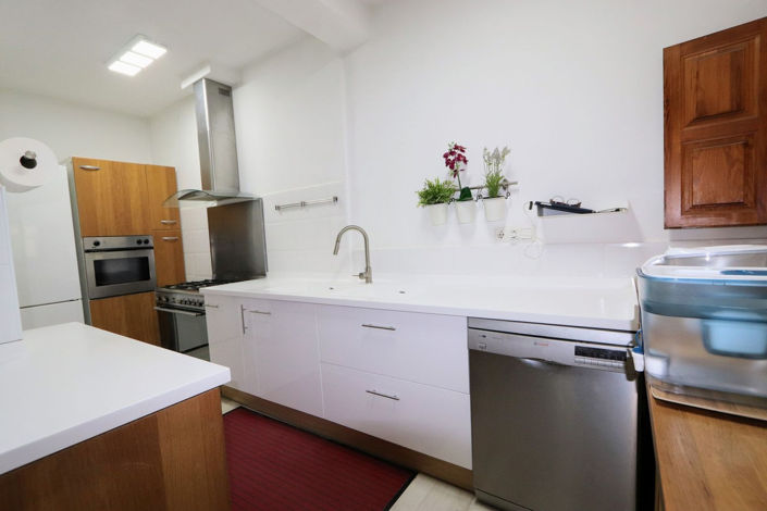 Image No.17-6 Bed House for sale