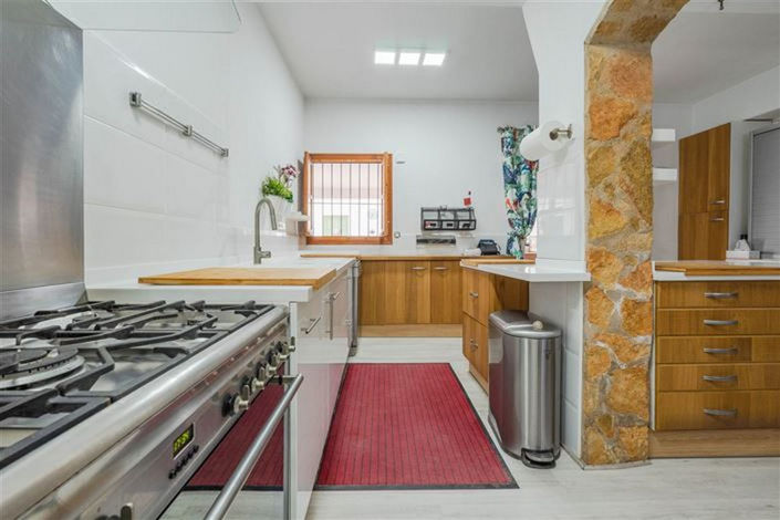 Image No.19-6 Bed House for sale