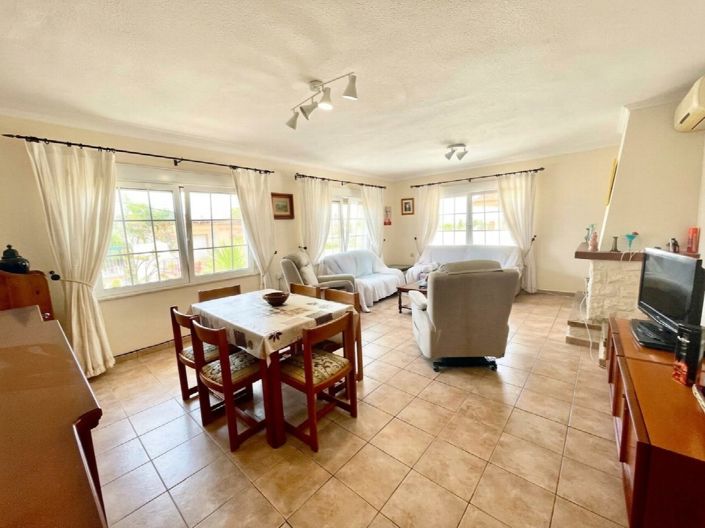 Image No.2-4 Bed Property for sale