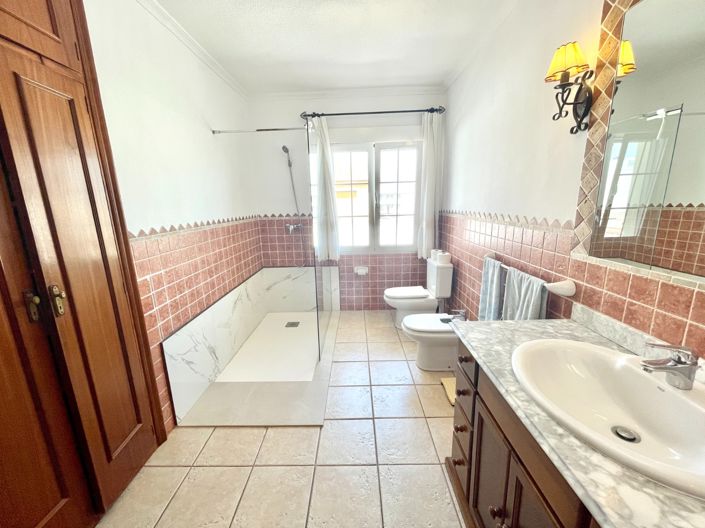Image No.4-4 Bed Property for sale
