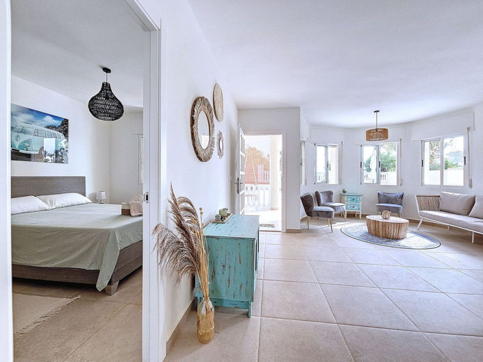 Image No.8-4 Bed House for sale