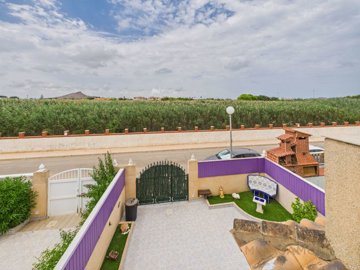 9784spaciousvillawith3bedroomsand2bathroomses