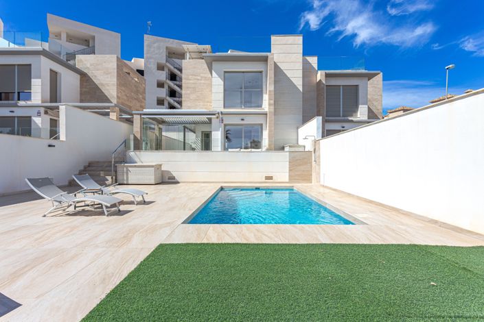 Image No.1-4 Bed Villa for sale