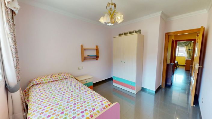 Image No.21-4 Bed House for sale