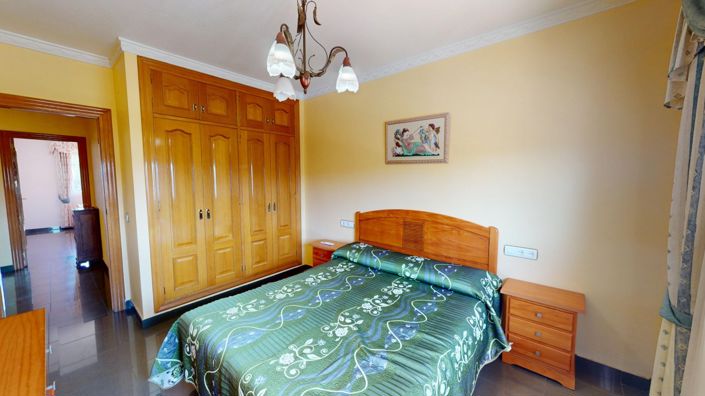 Image No.24-4 Bed House for sale