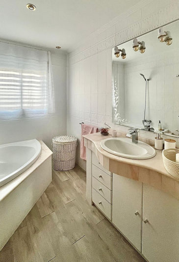 Image No.28-4 Bed House for sale