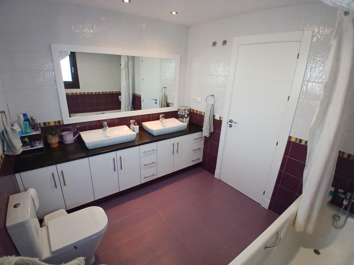 Image No.24-4 Bed House for sale