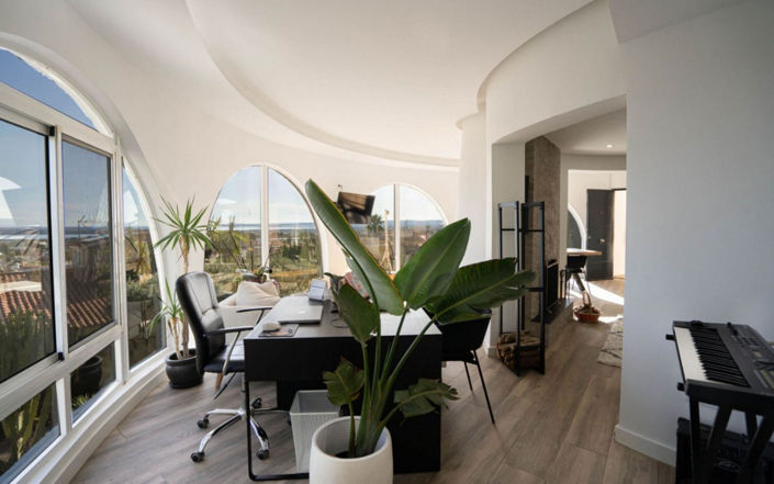 Image No.8-5 Bed House for sale