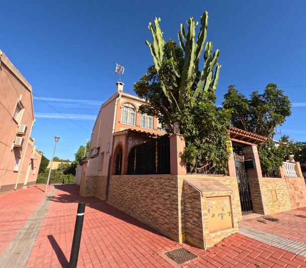 Image No.1-4 Bed Townhouse for sale