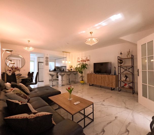 Image No.10-4 Bed Townhouse for sale