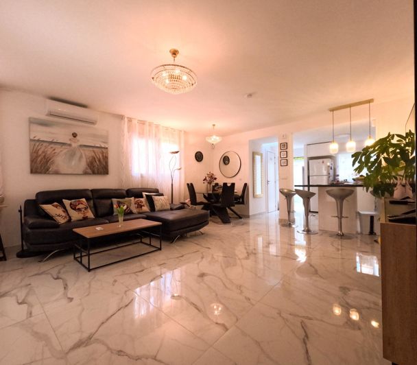 Image No.11-4 Bed Townhouse for sale