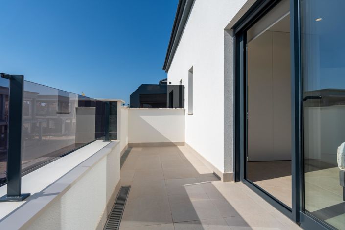 Image No.32-3 Bed Property for sale