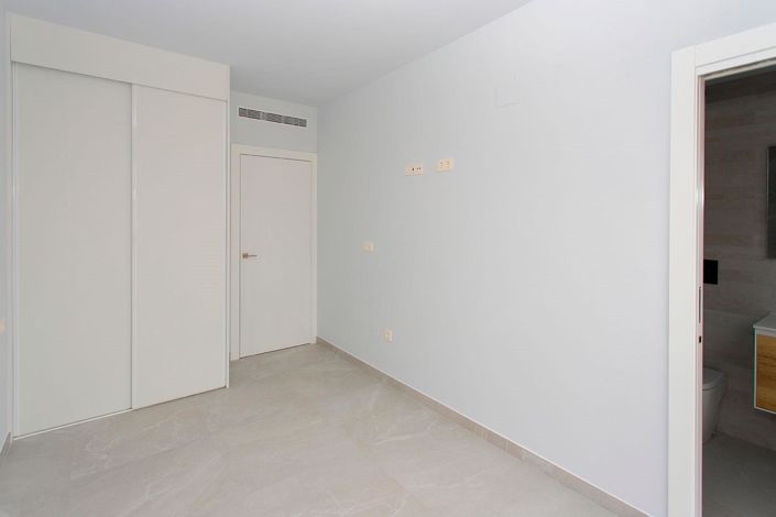 Image No.10-2 Bed House for sale