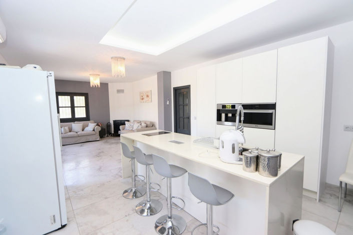 Image No.6-5 Bed House for sale