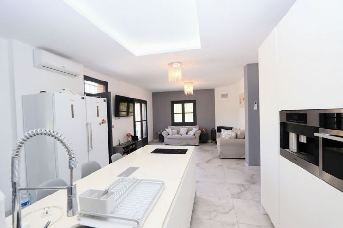 Image No.8-5 Bed House for sale