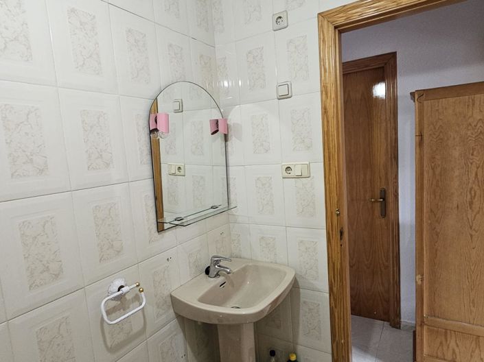 Image No.25-3 Bed House for sale