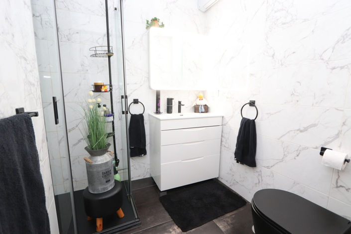 Image No.17-3 Bed House for sale