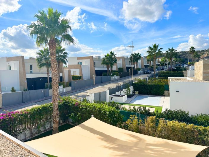 Image No.27-3 Bed Townhouse for sale