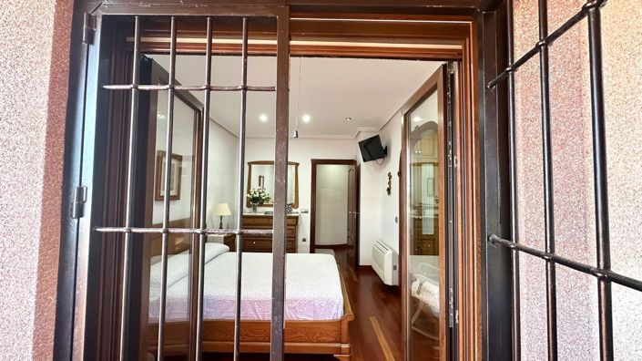 Image No.12-4 Bed Townhouse for sale