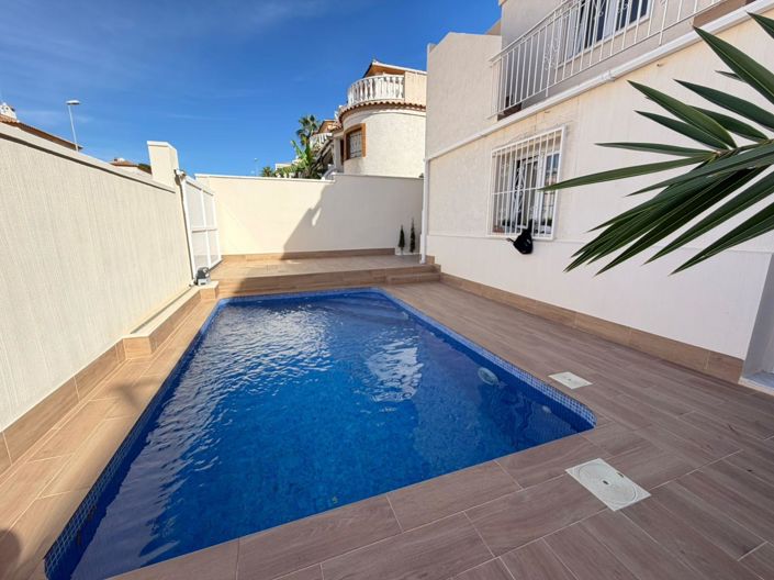 Image No.2-4 Bed House for sale