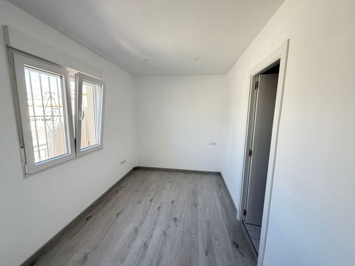 Image No.21-4 Bed House for sale