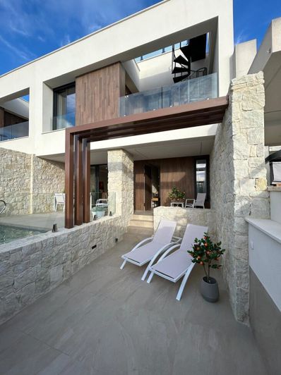 Image No.19-3 Bed Townhouse for sale