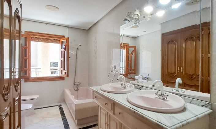 Image No.19-6 Bed Apartment for sale