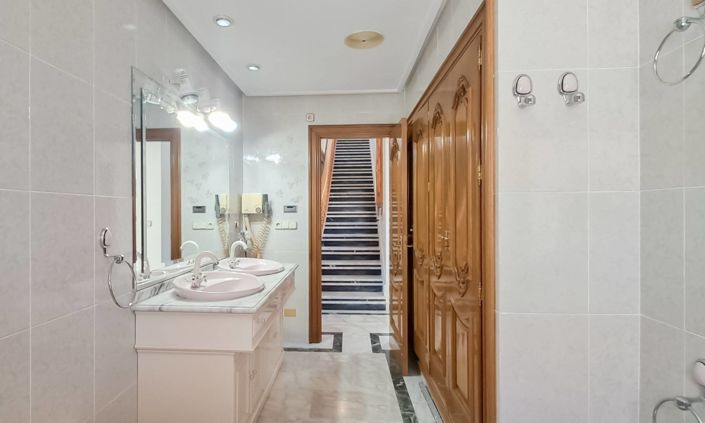 Image No.20-6 Bed Apartment for sale