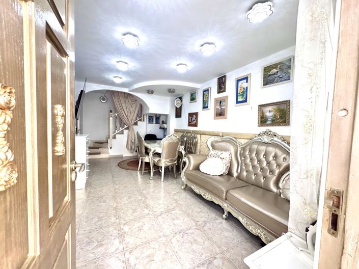 Image No.8-5 Bed Townhouse for sale