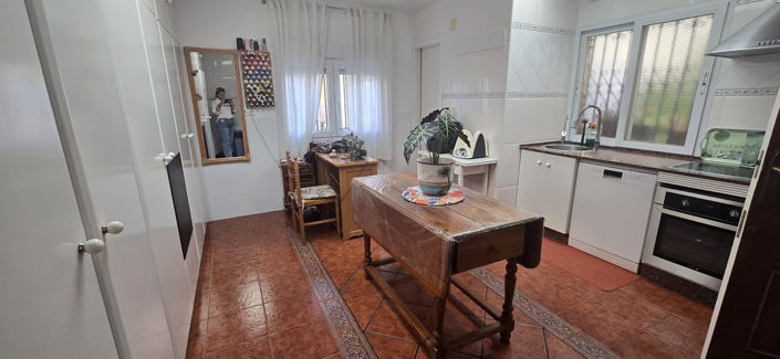 Image No.18-6 Bed House for sale