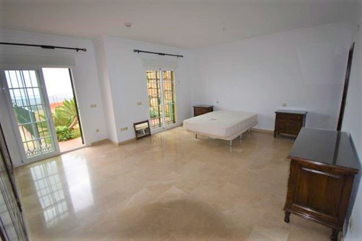 Image No.10-3 Bed House for sale