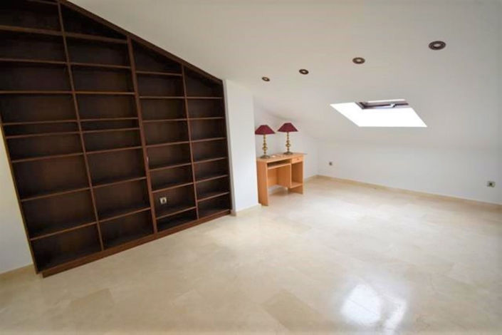 Image No.8-3 Bed House for sale