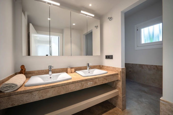 Image No.8-2 Bed House for sale