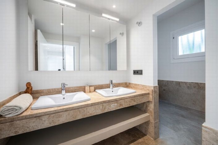 Image No.8-3 Bed House for sale