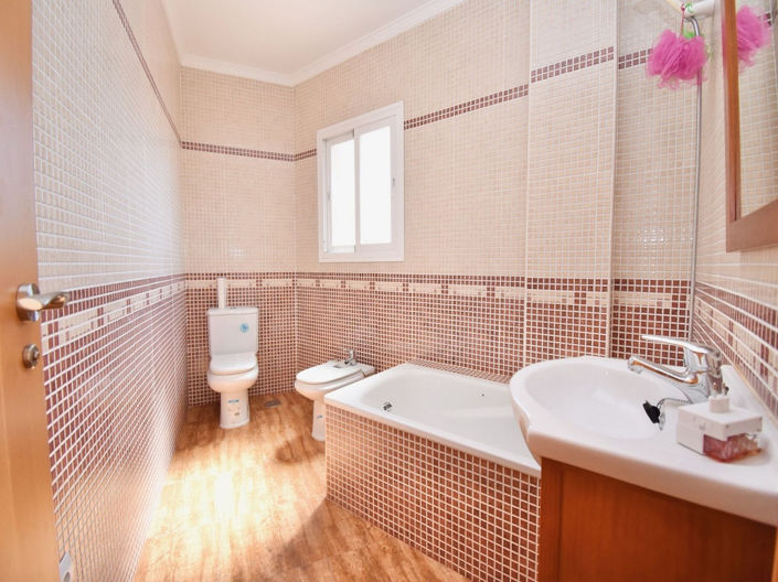 Image No.6-2 Bed House for sale