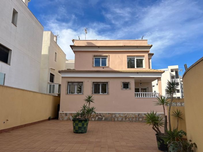 Image No.2-4 Bed Villa for sale