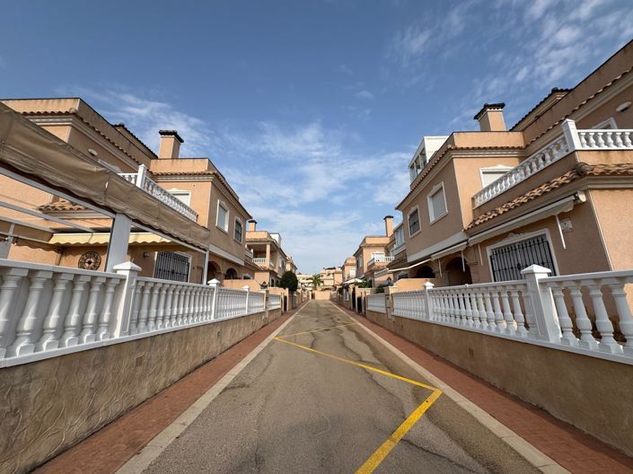 Image No.14-3 Bed Townhouse for sale