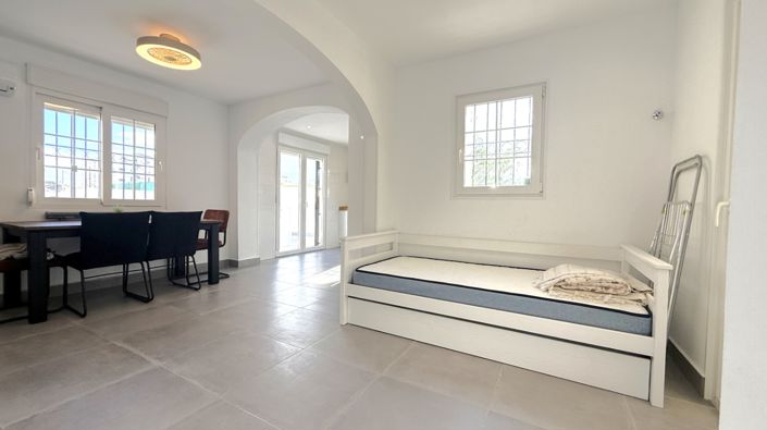 Image No.14-2 Bed House for sale