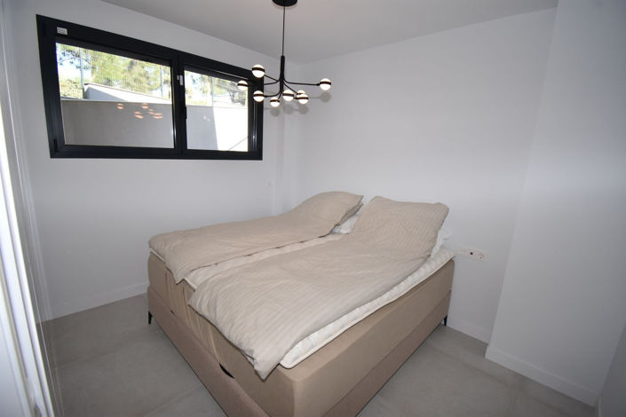 Image No.18-4 Bed House for sale