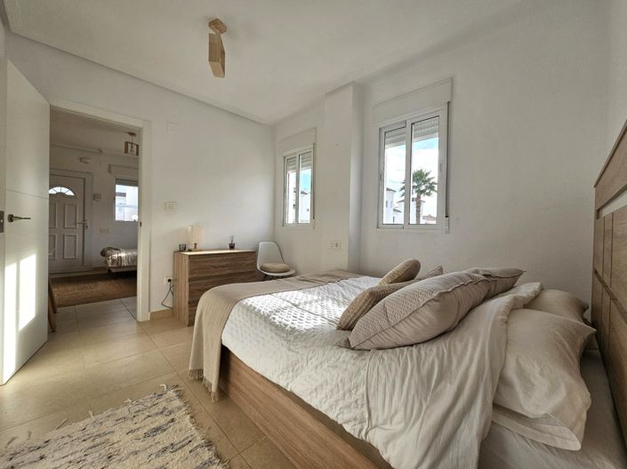 Image No.11-3 Bed House for sale