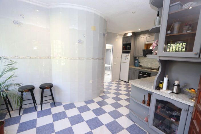 Image No.18-6 Bed House for sale