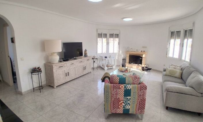 Image No.12-5 Bed Property for sale