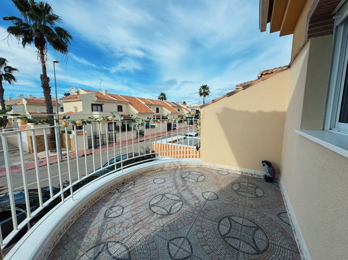 Image No.17-3 Bed Townhouse for sale